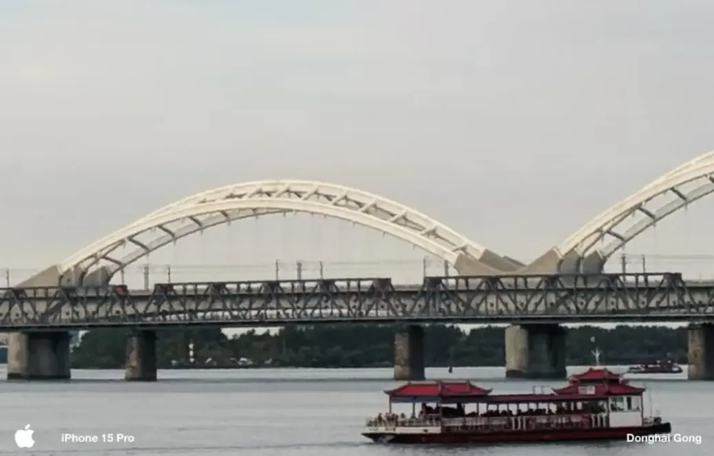 哈尔滨中央大街街尾松花江边