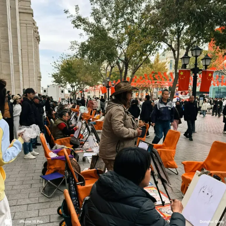 哈尔滨中央大街摆摊画画的师傅们